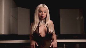 Красивая девушка эротично позирует 18+.Эротика.