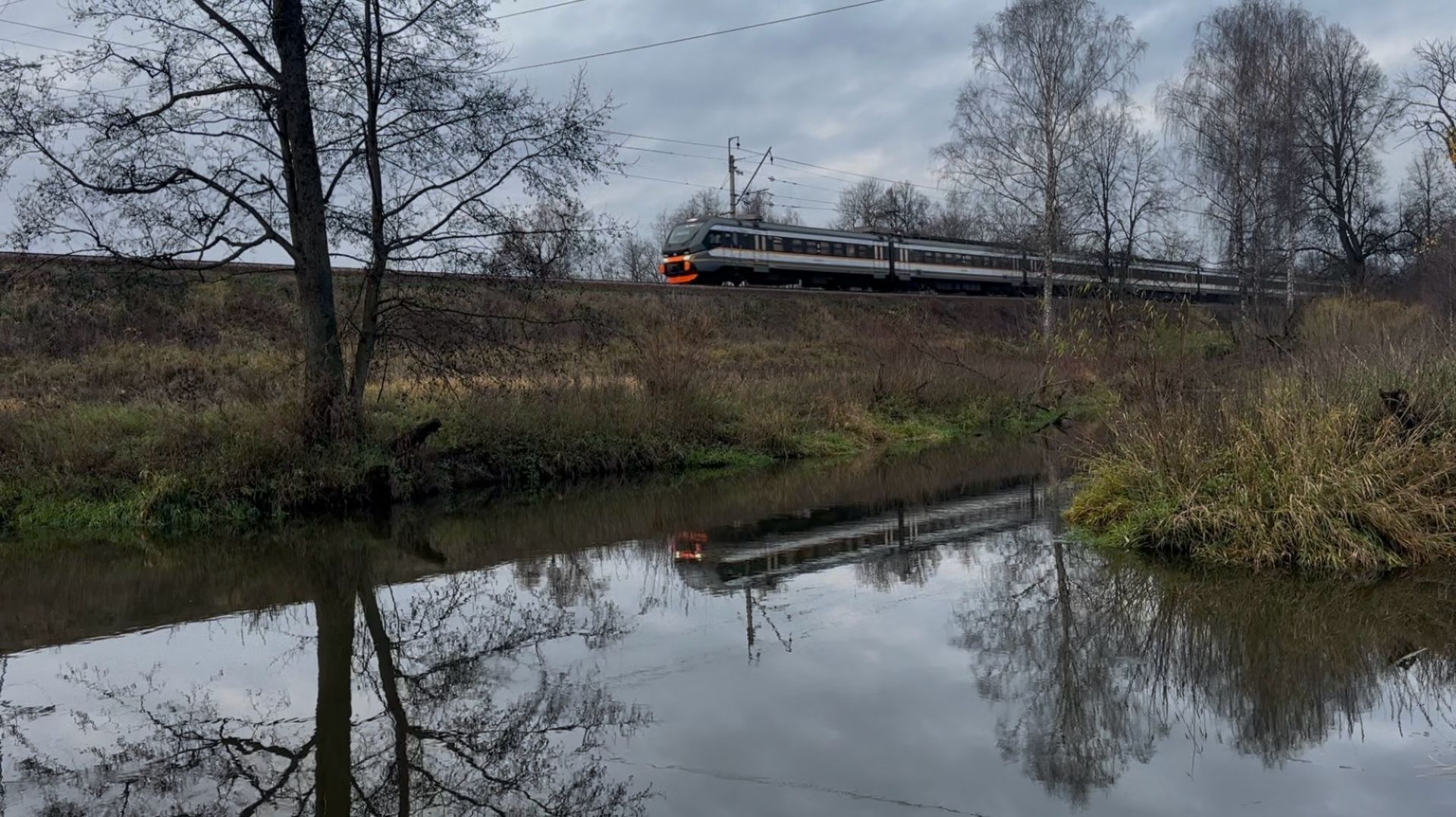 «Отражение!» Электропоезд ЭП2ДМ на перегоне, ноябрь 2025 года смотреть онлайн