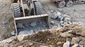 Большой Камень, Больше Усилий! Следите за Нагрузкой!🗯️🚜 Навыки погрузки Твердых Пород! 🪨