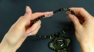 Колье из серпентина.