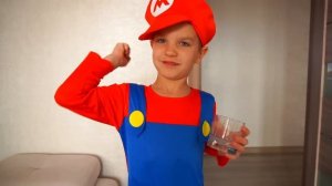 Марк играет с машинками для малышей и игрушечными грузовичками