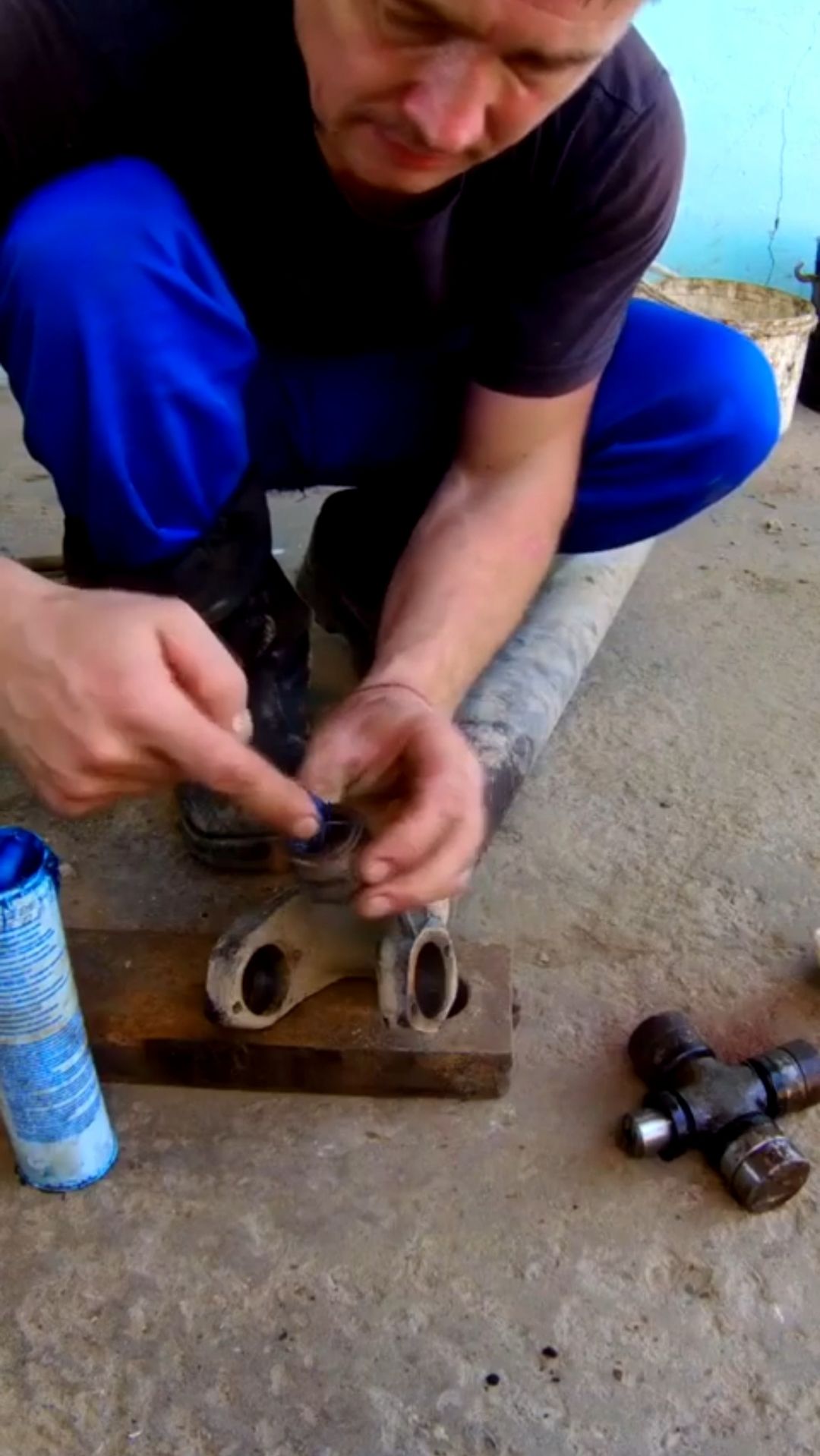 Замена крестовины кардана ЗИЛ-131. Смазать крестовины карданного вала? ПОЛНОЕ видео смотри ЗДЕСЬ ⬇️