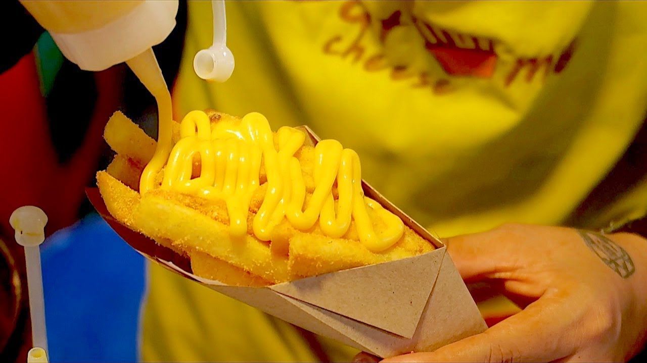 Хрустящий картофель фри с сыром чеддер — уличная еда Бангкока смотреть онлайн