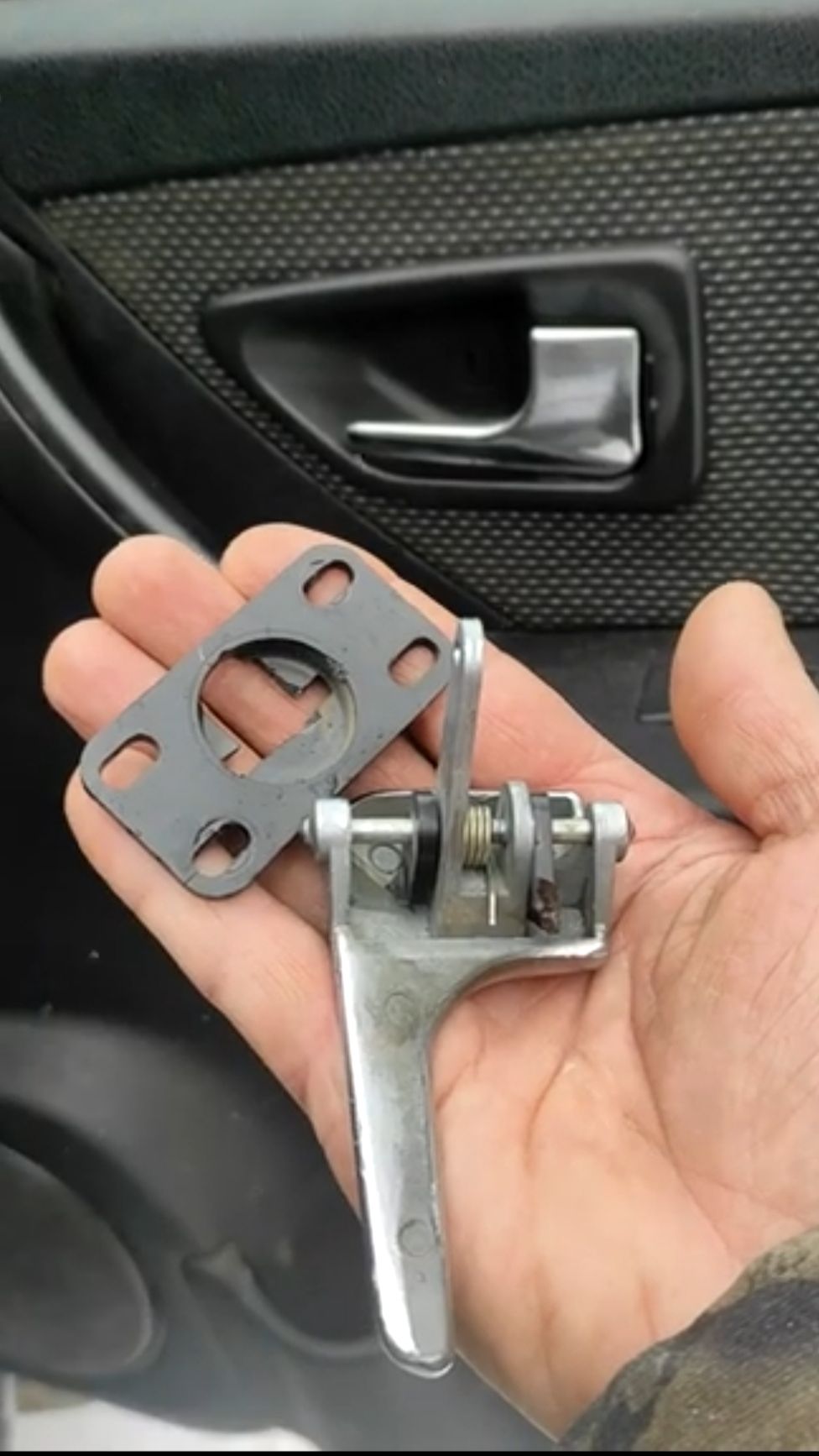 🆘 Больное место УАЗ патриот. Отломился кронштейн ручки двери. ПОЛНОЕ видео смотри ЗДЕСЬ ⬇️