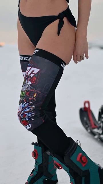 Девушка в чулках и снегоход, все что привлекает мужской взгляд