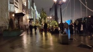 Мигранты-индусы бездельничают, шатаются по Москве и хвастаются фотками белых девушек