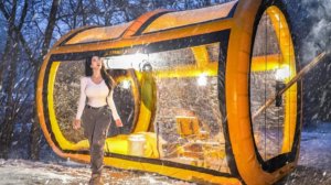 Снежный кемпинг в новой надувной палатке.