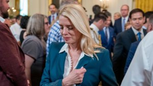 Генпрокурор США Бонди призвала жертв Эпштейна связаться с властями