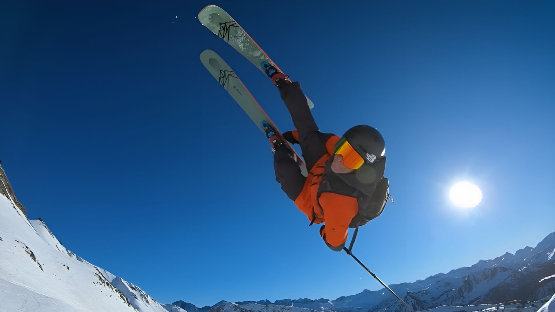 Альваро Пенадес демонстрирует лыжный фристайл