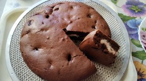 Шоколадный пирог с творогом и вишней