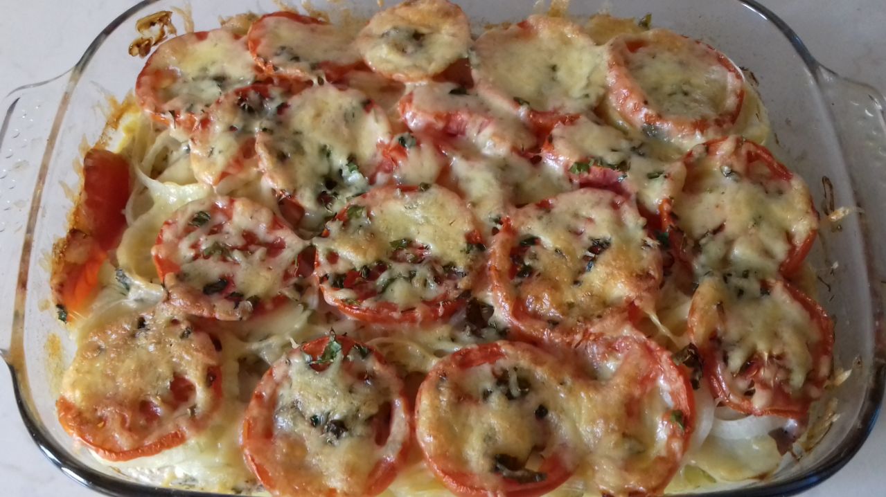 Мясо по французски в духовке. Рецепт очень вкусного и сочного мяса с сыром, картошкой и помидорами