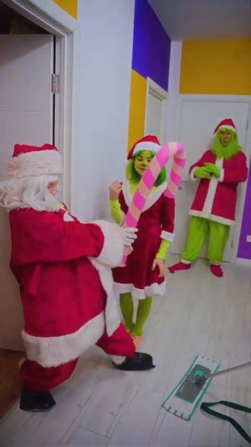 The Grinch's daughter is dating Santa Claus's son! #grinch #santaclaus смотреть онлайн