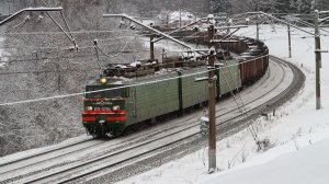 Поезда в красивом месте на Транссибе около остановочного пункта Саламатово. Декабрь 2021 года
