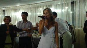 Подруга невесты поздравление поет, или... читает, проникновенно так, что сердце замирает