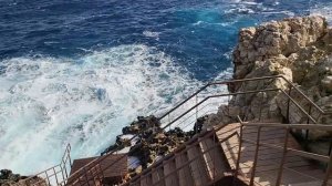 Спуск в пещеру монахов-отшельников под церковью Космы и Дамиана. Внутрь войти не позволили волны