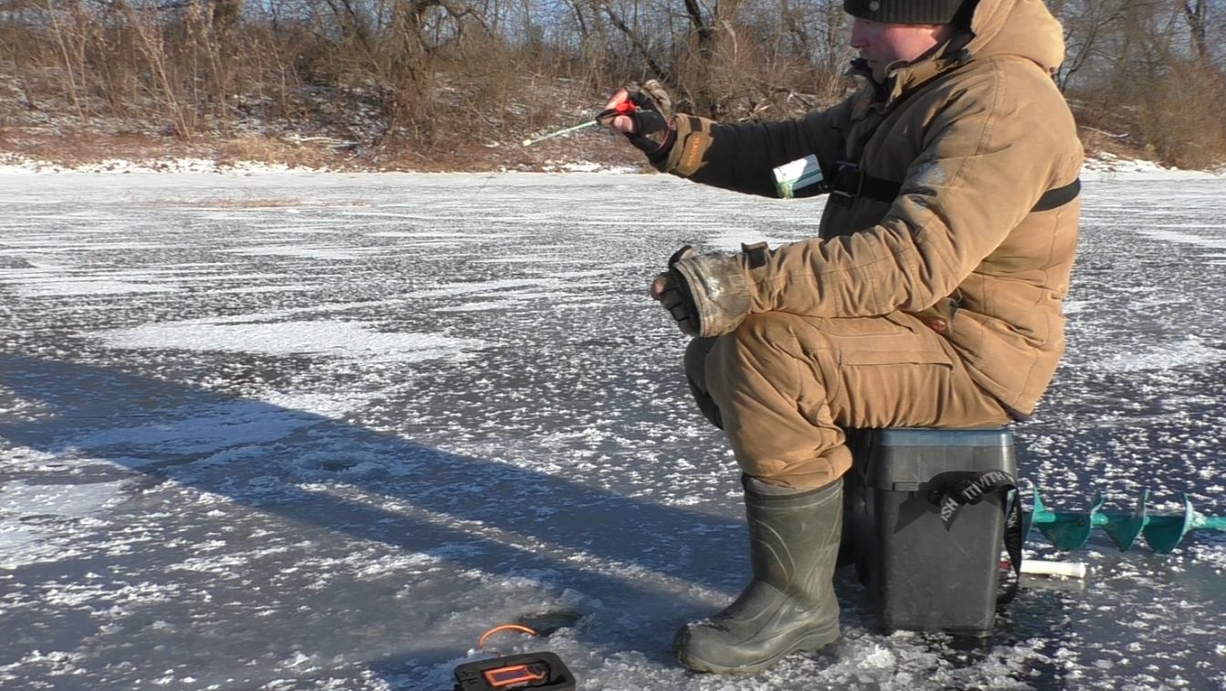 Ловля ПЛОТВЫ зимой на ЧЁРТИКА ! Ловля плотвы с ЭХОЛОТОМ ПРАКТИК! смотреть онлайн