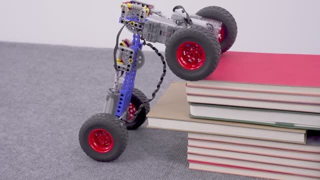 Машинки Lego взбираются на книги смотреть онлайн