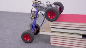 Машинки Lego взбираются на книги