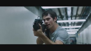 Участники эксперимента убегают с защитного комплекса. Объемный звук.