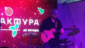 Гитарист - красавчик! 🎸 Красиво «рисует» на гитаре. 🙂👍