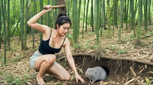 Девушка с маленькой обезьянкой живут в лесу. Ищут пропитание и обустраивают жилище