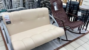 В Светофоре классные завалы посуды! Много новинок для кухни. Красивые тарелки, кружки, кастрюли.