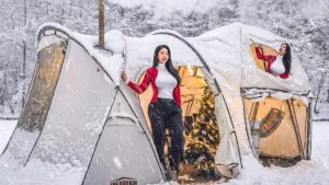 Кемпинг в сильный снегопад в двухэтажной палатке.