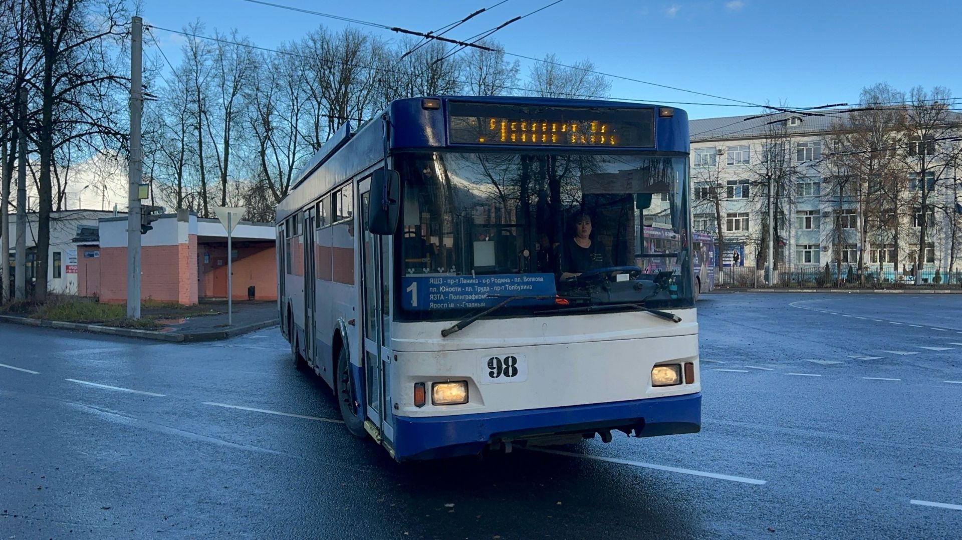 Троллейбусы «Оптима» ТролЗа-5275.07  №112 и 98 по маршрутам №1 и 9 в Ярославе, ноябрь 2025 года
