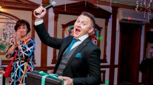 Свидетель жениха и тамада ну прямо чудеса творят, такие люди любой свадьбы украшение...