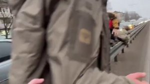 Как видим полицаи ТЦК боятся силы народа. Вот так украинцы спасли мужика в Днепре от мобилизации