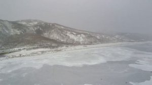 Люди на льду Охотского моря