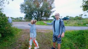 Богатые Школьники в Деревне! Город vs Деревня! Веселые Истории на Каникулах! Мы Семья - Лучшее!