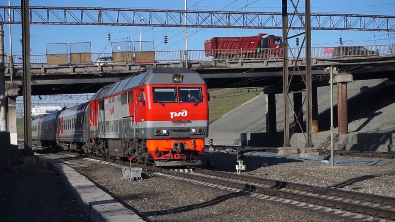 Тепловоз ТЭП70БС-199 с поездом "Калина красная" и приветливой бригадой. смотреть онлайн