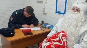 Бизнесмен в образе Деда Мороза разводил туристов, вымогая у них деньги за фотографии около новогодни