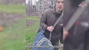 СВО День 1393: Кадры эвакуации военнослужащими ГрВ «Центр» мирного населения Красноармейска
