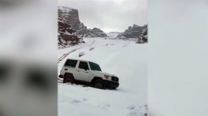 Снег в пустыне: погодная аномалия в Саудовской Аравии.