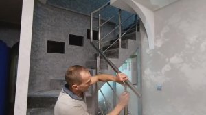 Устанавливаю перила с нержавейки на лестнице .