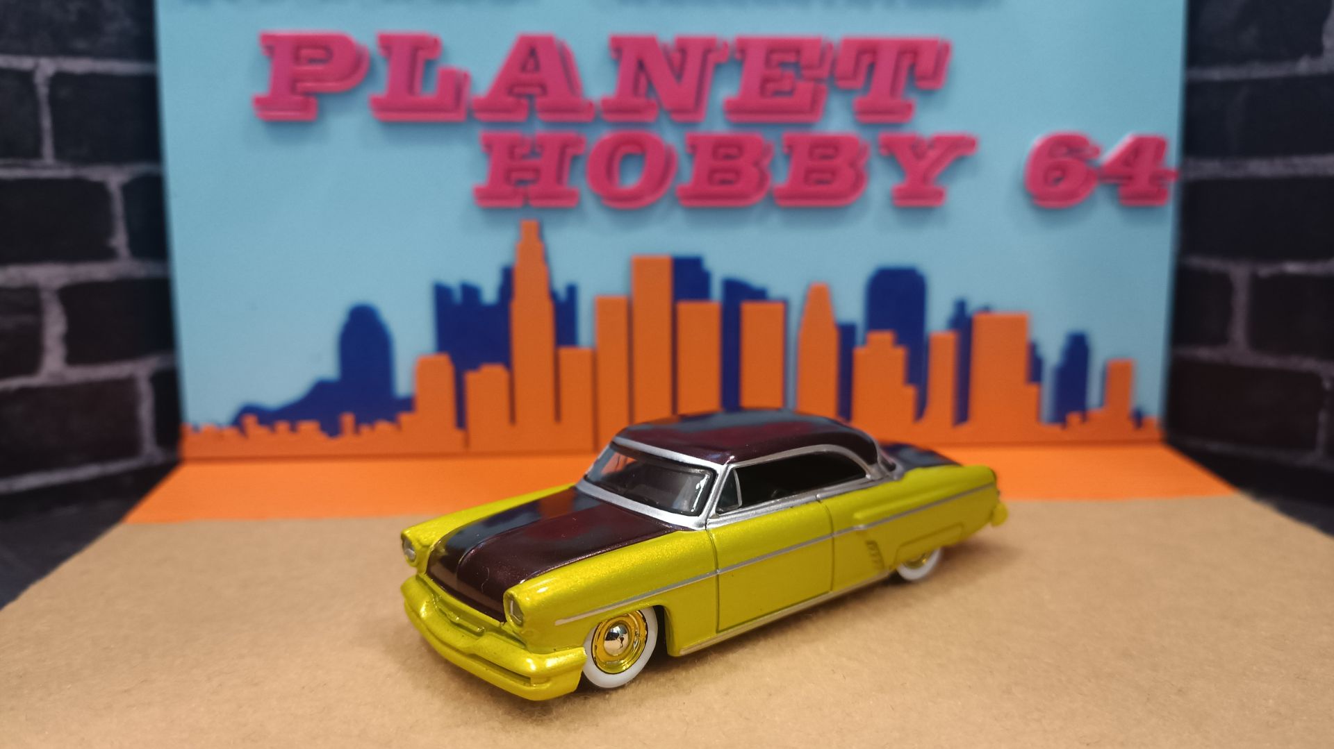 MINI GT 1:64 Lincoln Capri Hot Rod 1954 Lime Yellow смотреть онлайн