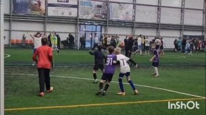 Липецк манеж Европейский футбол 2025 г.
Удар головой створ ворот. 
Алексей 11 лет. 
Ребята старше