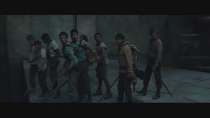 Участники испытаний сражаются с гриверами. Объемный звук.