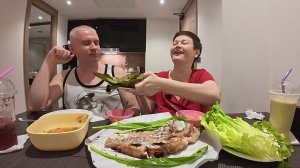 Мукбанг ЭКСТРИМАЛЬНЫЙ ужин, мне стало ПЛОХО! Пробуем какую то ХРЕНЬ в листе и РЫБУ в соли! Таиланд