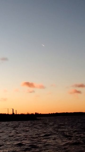 Красивый закат и 2 самолёта в кадре смотреть онлайн