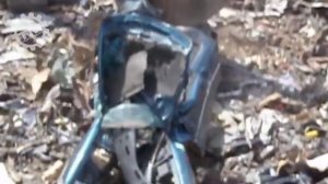 Чрезвычайно опасная утилизация автомобилей с использованием дробилки и экскаватора в действии,