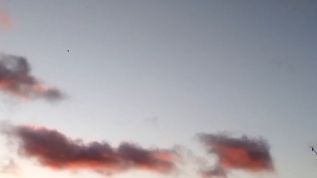 Облака красивого цвета на закате смотреть онлайн