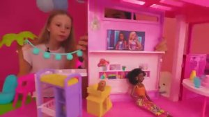 построила город для игрушек