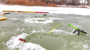 ПЕРВЫЙ ЛЁД - ЖОР КАРАСЯ!!! КЛЮЕТ СНОВА И СНОВА -ЗИМНЯЯ РЫБАЛКА НА МОРМЫШКУ
