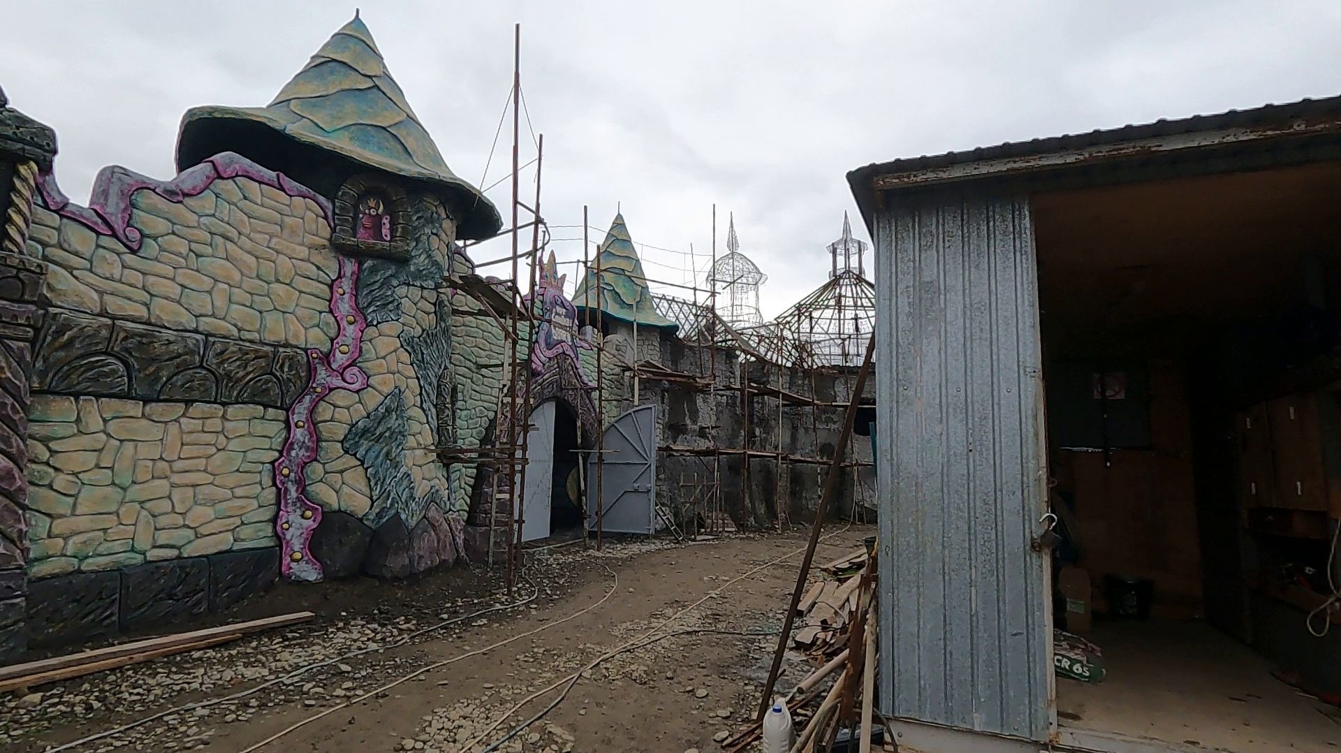 строительство крепости из  арт бетона парк Еленовка. смотреть онлайн