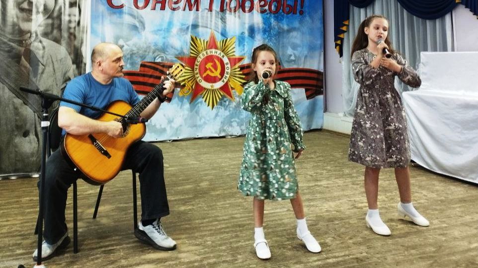 "КАТЮША" в исполнении Алисы, Василисы и Дениса Сухомлиновых.