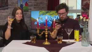 Еврейская шлюха пьет, а все парни писают и кончают ей в стакан