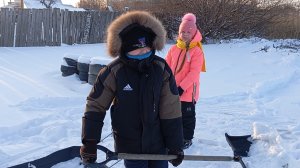 Замело.Снова разгребаем.Замерзла вода.